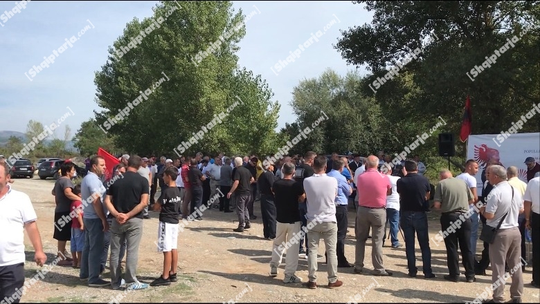 Dibër, disa banorë protestë kundër HEC-it të Skavicës: Do përmbyten 32 fshatra