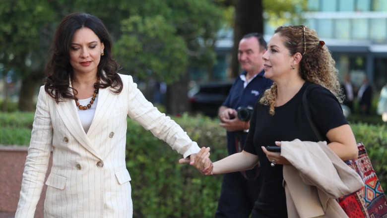 FOTOGALERIA/ Politikanët mbërrijnë të buzëqeshur në Parlament! Spiropali dhe Xhaçka të kapura për dore, Basha përshëndet gazetarët