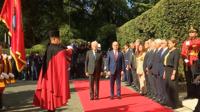 Presidenti i Italisë pritet me ceremoni nga homologu shqiptar, nis takimi Sergio Mattarella – Bajram Begaj