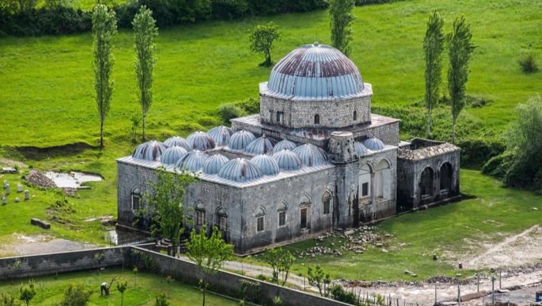 Dje u bë falja e fundit! Xhamia e Plumbit shndërrohet në kantier ndërtimi, nis rikonstruktimi i godinës! Fondet nga Erdogan