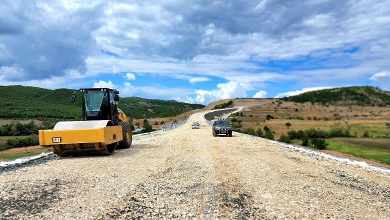 Rama publikon fotot nga aksi rrugor Korçë-Ersekë: Në fillimit të sezonit dimëror, gjysma e rrugës do të përshkohet në shtratin e gjurmës së re