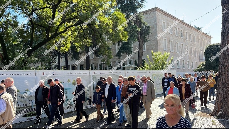 Të verbrit protestë në Tiranë: Mbijetojmë në vështirësi, duam të trajtohemi si gjithë të tjerët! Ja kërkesat e tyre 