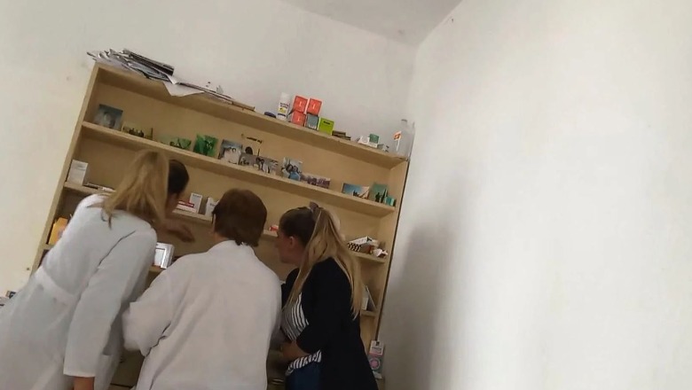 Skandal në Librazhd/ Infermieri kthen në farmaci dhomën brenda qendrës shëndetësore, shet ilaçet që duhet të jepen falas