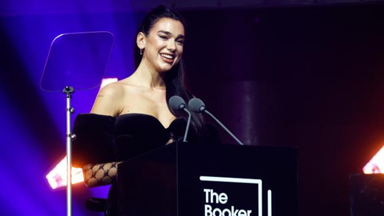 VIDEO/ Dua Lipa përmend Ismail Kadarenë gjatë fjalimit në 'Booker Prize' në Londër: Më lidhi me identitetin shqiptar