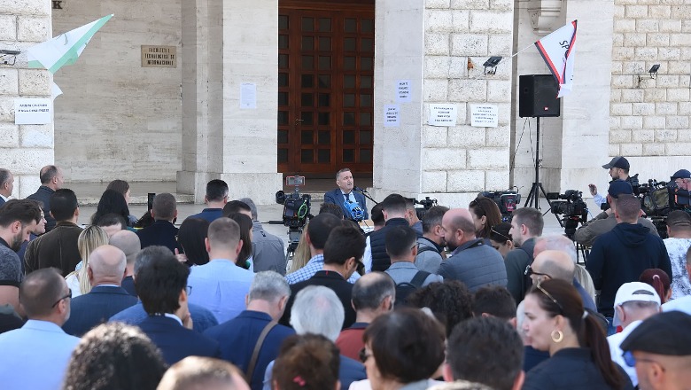 Pedagogët tërhiqen nga bojkoti, nesër kthehen në auditore! Do vijojnë protestat për rritje të pagave 