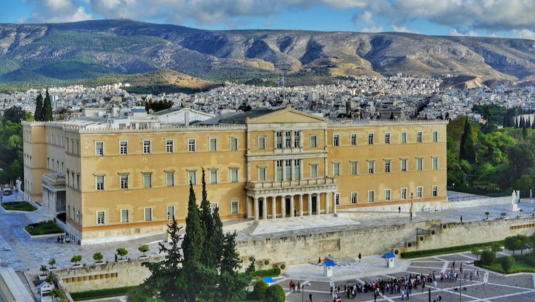 Arrestohet 14 vjeçari në Greqi, tentoi të hynte në kuvend me thikë në çantë