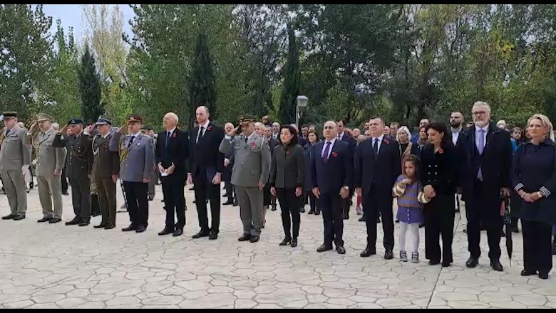 Përkujtohen ushtarakët anglezë të Luftës II Botërore! Smith e Zingraf: Bashkë për një botë demokratike të paqtë! Krrashi: Akuzat ndaj shqiptarëve, konsum i brendshëm