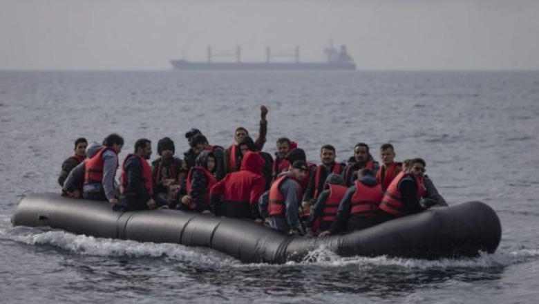 Shqiptarët heqin dorë nga gomonet, përdorin pasaporta false! The Sun nxjerr skemën e re të shqiptarëve: Pasaportat reklamohen në 'Tik Tok' dhe kopjojnë çipa biometrikë 