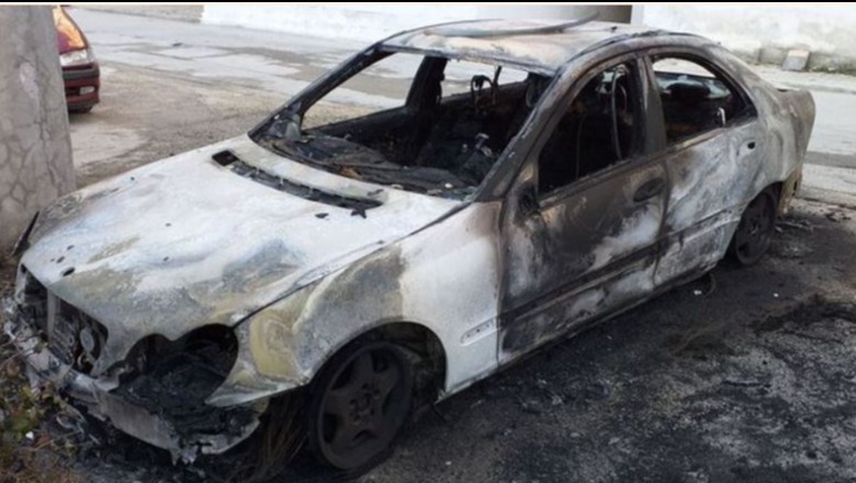 Zjarr në një servis automjetesh në Vaun e Dejës, shkrumbohen totalisht dy makina të parkuara