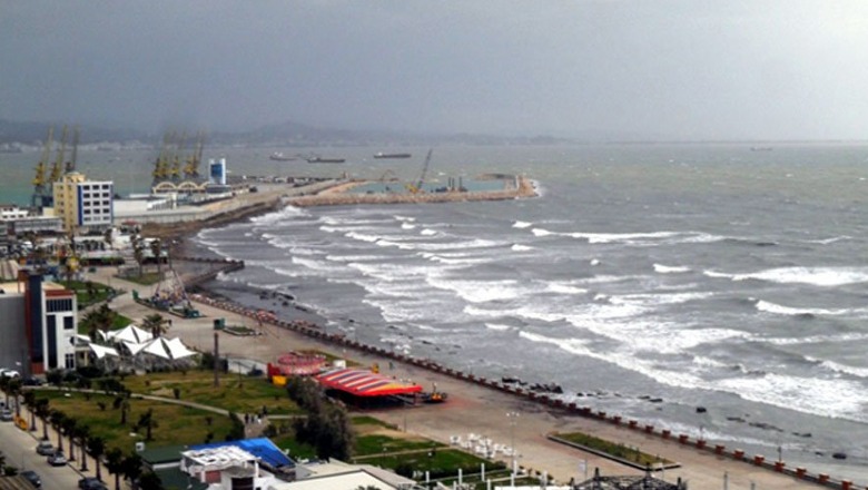 Vlorë/ Moti i keq, pezullohet lundrimi i mjeteve të vogla dhe varkat e peshkimit për tre ditë