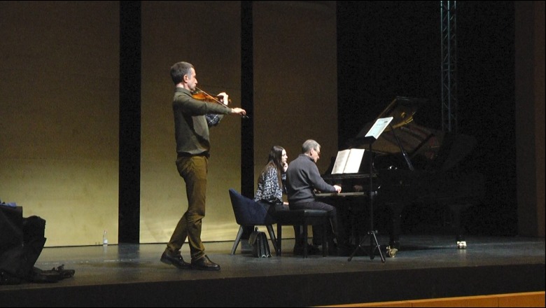 Festat e Pavarësisë rikthejnë Tedi Papavramin në ‘Opera’, violinisti: Luaj pas 40 vitesh, ‘Balladën’ e Pjetër Gacit! Më çon në fëmijërinë time