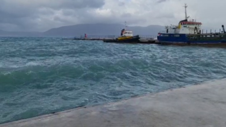 Moti i keq në Vlorë, pezullohet për nesër lundrimi i anijeve të transportit ndërkombëtar! Mjeteve të vogla i ndalohet lundrimi për 3 ditë