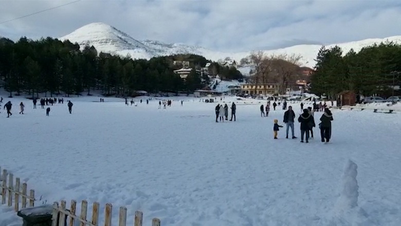 Dëbora zbardh Razmën, vizitorë të shumtë shijojnë peizazhin e natyrës