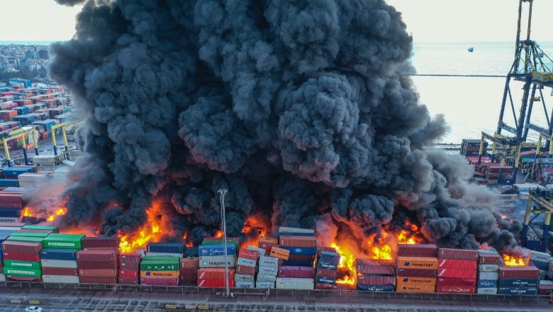 Tymi mbulon qiellin në Turqi, shpërthen në flakë porti i Iskenderunit i goditur nga tërmeti (FOTOT)