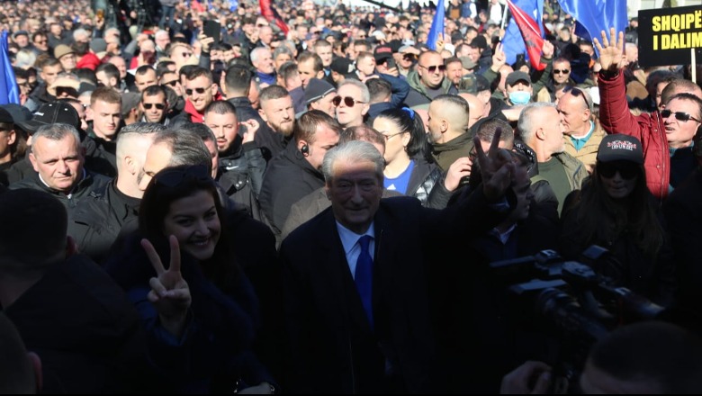 Pasi u qëllua me grusht, Sali Berisha me ‘siguri të hekurt’ në protestë