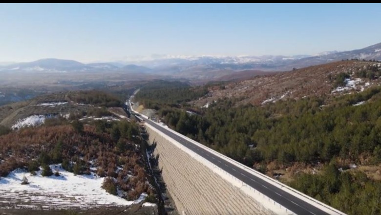 Në qershor përfundon ndërtimi i aksit Korçë-Ersekë! Rama publikon pamjet nga kantieri i ndërtimit: Një vepër madhore për turizmin