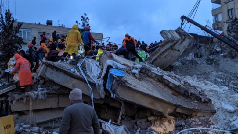 FOTOT: Në radhë për të marrë ushqimin, pamje nga Turqia pas tërmetit fatal