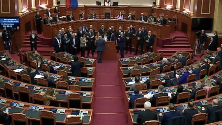 Bllokuan foltoren, i ranë bilbilit dhe vunë zhurmues në seancë, përjashtohen për 10 ditë 6 deputete të PD