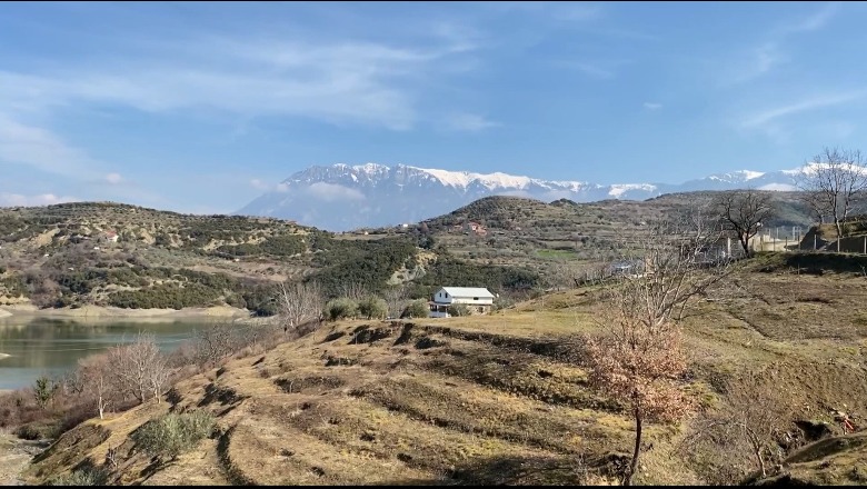 Fshati në Poliçan pa infermier, gjilpërat i bën veterineri! Banorët e Zhitomit: Të sëmurët i çojmë me kafshë! Qendra shëndetësore është shembur, më e afërta është 80 km larg