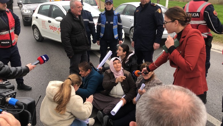 Tokat e tyre preken nga ndërtimi i aksit Thumanë-Kashar, banorët e Bërxullës sërish në protestë, bllokojnë rrugën: S’na mbajnë më nervat