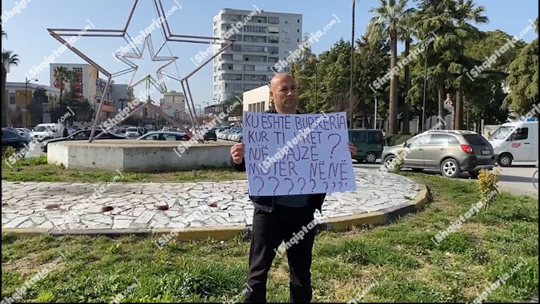 VIDEO/ Ku është burrëria kur ti vret një grua? I vetëm me pankartë në dorë, 46-vjeçari protestë në Fier