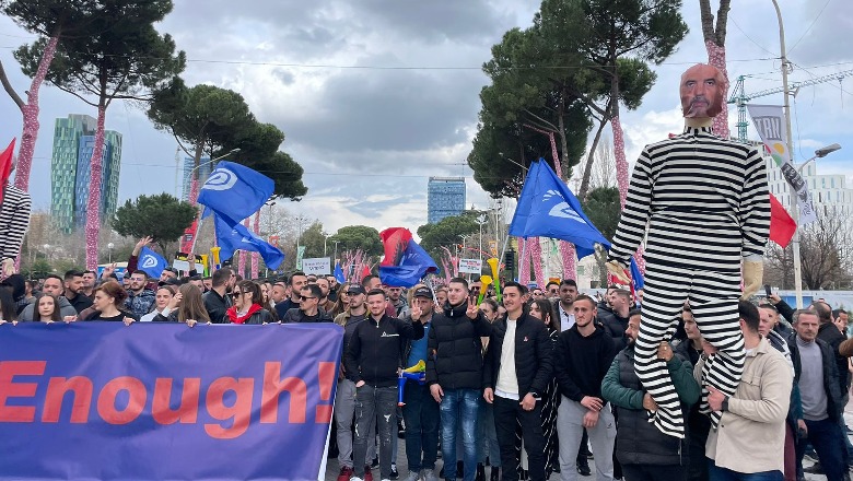 FOTOGALERIA/ 'Edi Rama dhe McGonigal të veshur si të burgosur'... të gjitha momentet pikante në protestën e Berishës