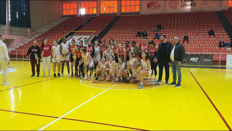 'Një lule për 8 mars', nis ndryshe ndeshja e basketbollit për femra mes Partizanit dhe Flamurtarit në Vlorë