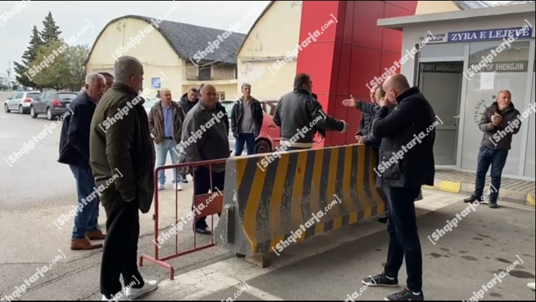 Punonjësit e Portit të Shëngjinit në protestë: Kemi 3 muaj pa marrë pagat! Do të bllokojmë punën nëse nuk do të marrim paratë (VIDEO)