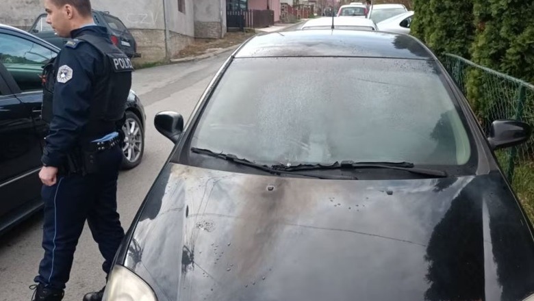 Vijojnë tensionet, digjen edhe tre makina të tjera me targa ‘RKS’ në veri të Kosovës! Edhe dje i vunë flakën dy mjeteve në Zveçan e në Mitrovicën e Veriut