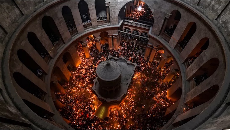 Pashkët ortodokse/ Në Jerusalem festojnë më pak besimtarë për shkak të tensioneve, festa s’ndal sulmet në Ukrainë