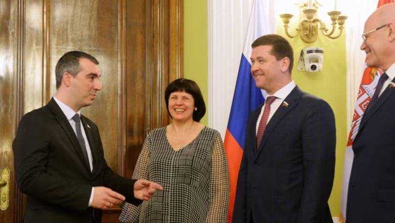 Parlamenti serb hapi dyert për deputetët e sanksionuar rusë