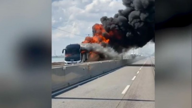 Itali/ Përfshihet nga flakët autobusi i Venecias në Urën e Lirisë, shoferi menaxhoi situatën! Vetëm dëme materiale (VIDEO)