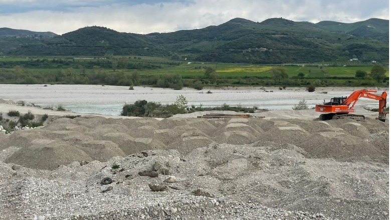 Ndërtonte pa leje në tokë shtetërore, arrestohet 50 vjeçari në Vlorë! Sekuestrohet eskavatori që merrte inerte në shtratin e lumit