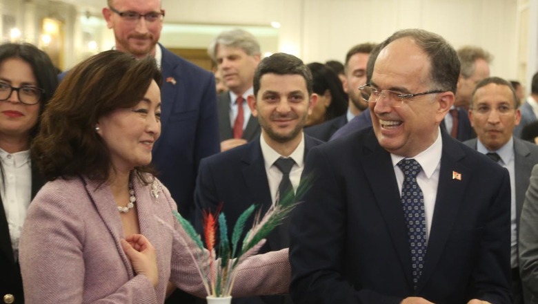 FOTOLAJM/ Çfarë tha Yuri Kim që presidenti Begaj ‘u shkri së qeshuri’