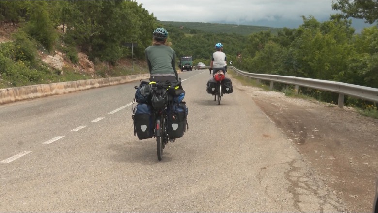 Rreth botës me biçikletë, 4 muaj udhëtim në disa shtete! Turistët me biçikleta në Kukës: Na pëlqejnë malet! Nga këtu nisemi drejt Kinës