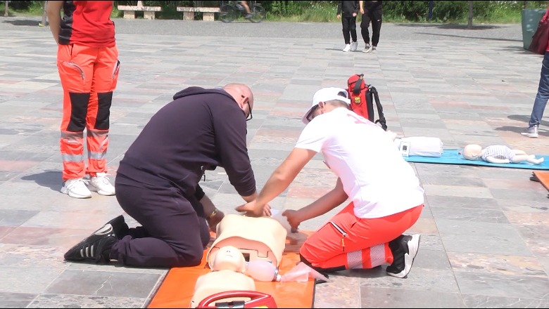 ‘Dita e urgjencës’, mjekët tregojnë si jepet ndihma e parë: Shpëton jetë! 8-vjeçarja që ka ëndërr të bëhet doktoreshë