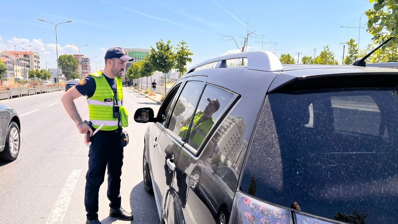 Durrës/ Nuk respektonin rregullat e qarkullimit rrugor! Policia gjobit qindra drejtues mjetesh