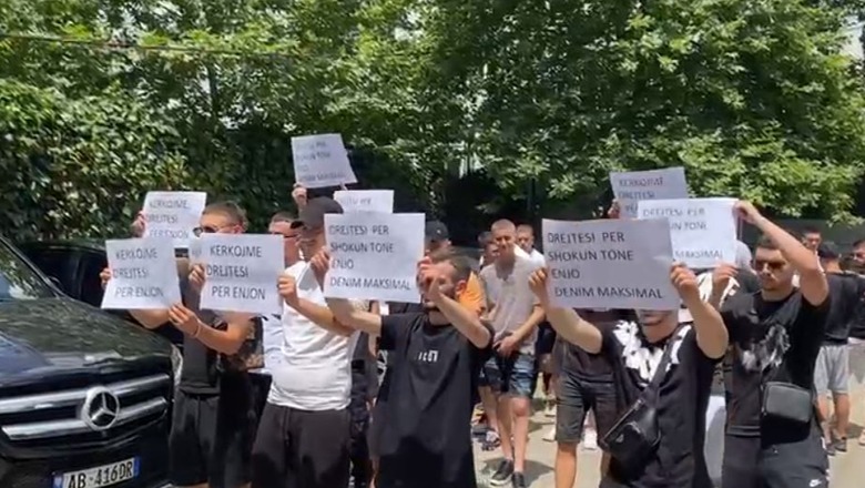 Shokët e 18 vjeçarit që u përplas për vdekje në Tiranë protestojnë para gjykatës: Të lihet në burg shoferi i makinës! Viktima pa vrasjen e babait nga gjyshi i tij