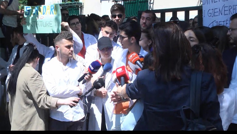 Kundër punësimit me detyrim, studentët e mjekësisë protestë para UMT-së: Standrad, jo diktaturë! Përmirësoni kushtet që të rrinë mjekët