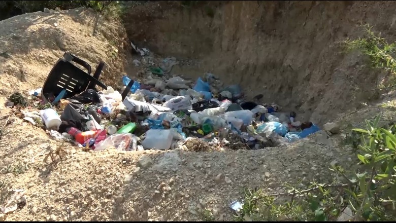 Nuk ka kontejnerë, fshatrat  e Lunxhërisë mes plehrave! Bashkia e Gjirokastrës s’i pastron! Banorët: Paguajmë taksa, s’marrim shërbim