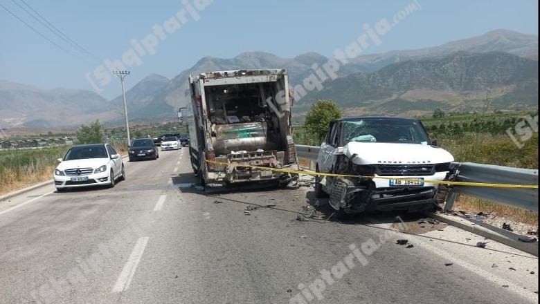 FOTOT /Aksident në rrugën Kardhiq – Delvinë, kamioni i mbetjeve përplaset me një ‘Range Rover’