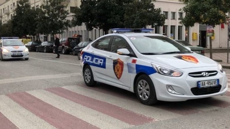 Me stemën e policisë, elektroshok dhe shkop metalik me vete, arrestohet 33-vjeçari në Durrës! Në pranga edhe dy të tjerë