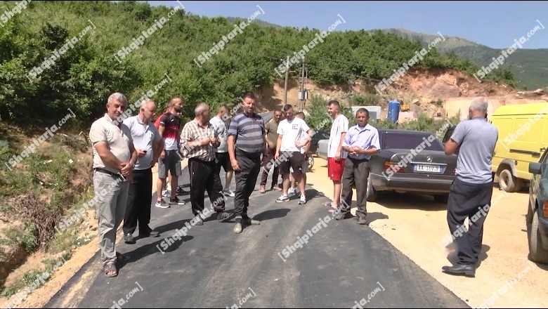 Ishte asfaltuar para 10 ditësh, mjetet e rënda të gurores shkatërrojnë rrugën në Bllacë të Bulqizës! Banorët në protestë: Mos transportoni materiale mbi tonazh