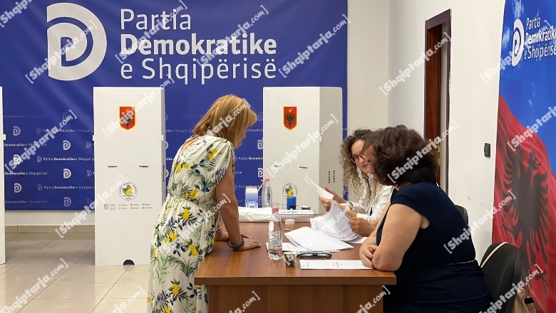 Sot zgjedhjet në PD, nis procesi i votimit për kryedemokratin e ri! Ja ku pritet të votojnë dy kandidatët