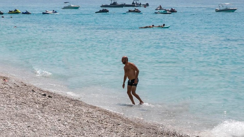 Vraponi në Green Coast! Pas Melonit, Checco Zalone zgjedh resortin shqiptar për të pushuar