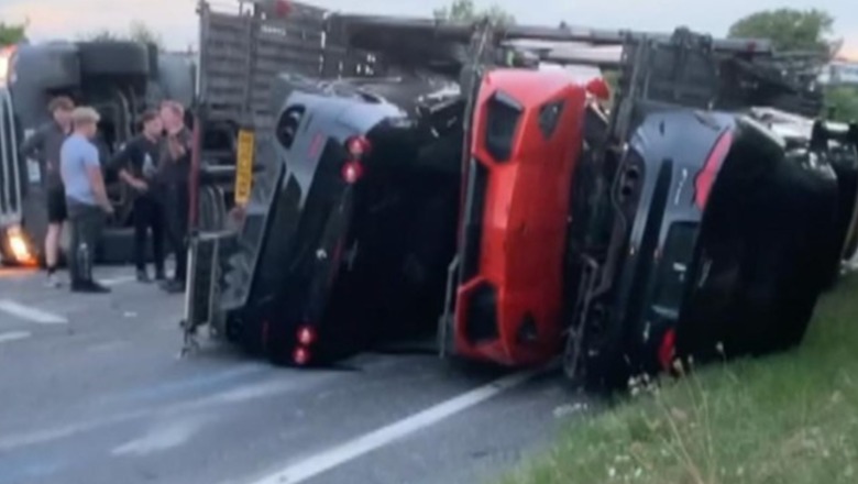 VIDEOLAJM/ U përmbys në rrugë, transportuesi me 9 makina luksoze, ja sa kushtonte Lamborghini, Huracan e Jaguar i dëmtuar