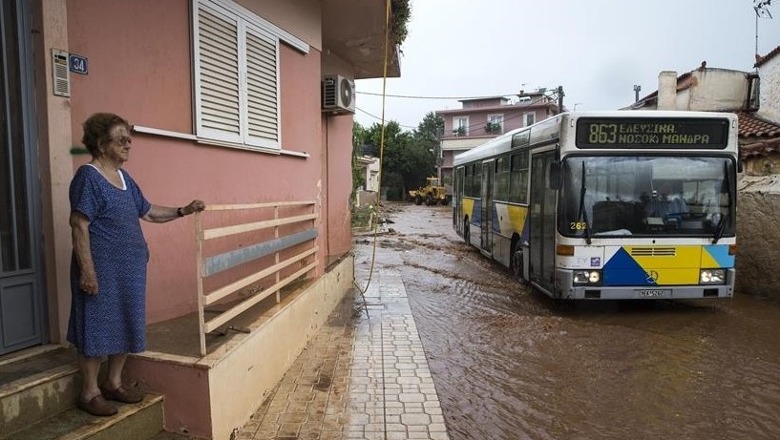 Pas zjarreve masive, Greqia pritet të përballet me reshje të dendura shiu dhe stuhi