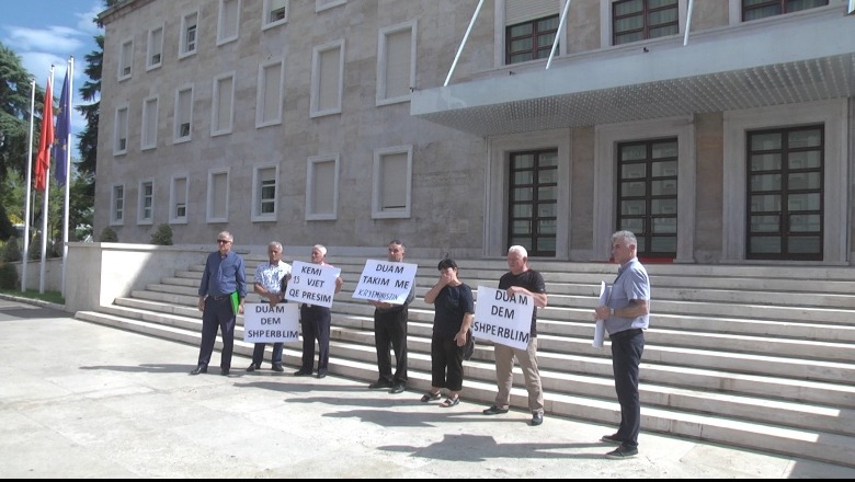 Banesat iu shembën nga erozioni i tokës, banorët e Blinishtit të Mirditës protestë para kryeministrisë: 5 vjet pa dëmshpërblim, qiranë e paguajmë vetë