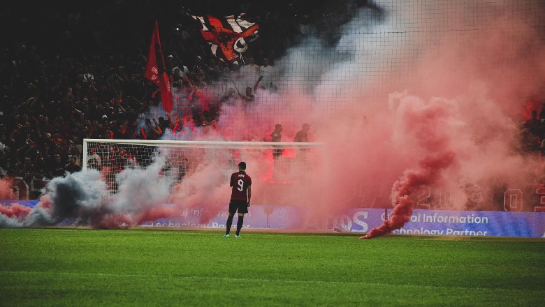 Flakadanët dhe 'sjellja e pahijshme' e Kombëtares, UEFA dënon me 44 mijë euro FSHF-në! Paralajmërim për mbylljen e stadiumit 'Air Albania'