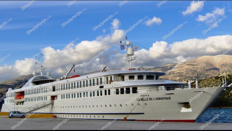 FOTOT/ Mbërrin në portin e Vlorës anija kroçere ‘E bukura e Adriatikut’ me 146 turistë